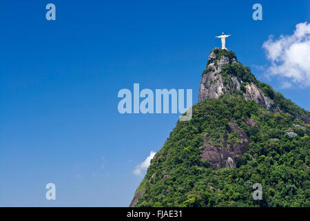 Die Art Deco Christ (Cristo Redentor) Statue auf dem Gipfel des Corcovado Berges, Tijuca Nationalpark, Rio de Janeiro, Brasilien, Südamerika Stockfoto