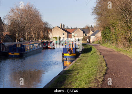 Kanalboote, die am Kennet und Avon Canal, Bradford on Avon, Wiltshire, England, Großbritannien, festgemacht sind Stockfoto