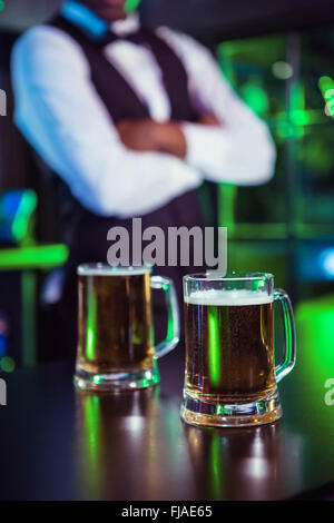Zwei Gläser Bier am Tresen Stockfoto