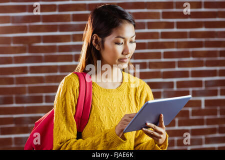 Konzentrierte sich asiatische Studentin mit tablet Stockfoto