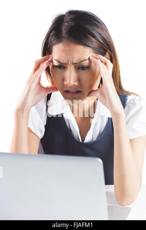 Nervös Geschäftsfrau mit einem laptop Stockfoto