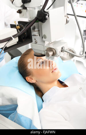 Augenuntersuchung. Computer-gestützte Sehschärfe. Der Patient während einer Augenuntersuchung an der Augenklinik. Computer Vision test Stockfoto