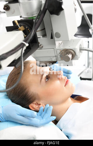 Augenuntersuchung. Computer-gestützte Sehschärfe. Der Patient während einer Augenuntersuchung an der Augenklinik. Computer Vision test Stockfoto