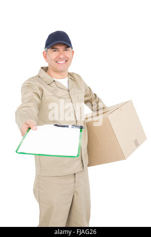 Lieferung Mann mit Paket geben Zwischenablage zur Unterzeichnung Stockfoto