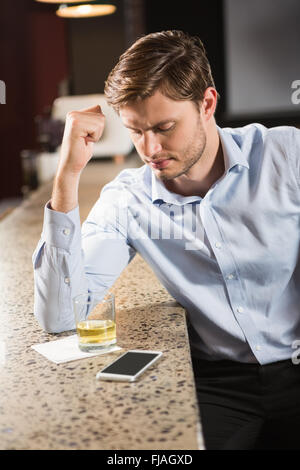 Müde Menschen seine Ellenbogen auf die Theke gelehnt Stockfoto