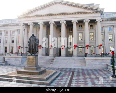 Bronzestatue von Albert Gallatin vor dem nördlichen Eingang zum Treasury Building in Washington DC. Stockfoto