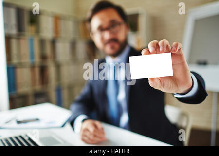 Nahaufnahme der Geschäftsmann hielt eine leere Karte Stockfoto