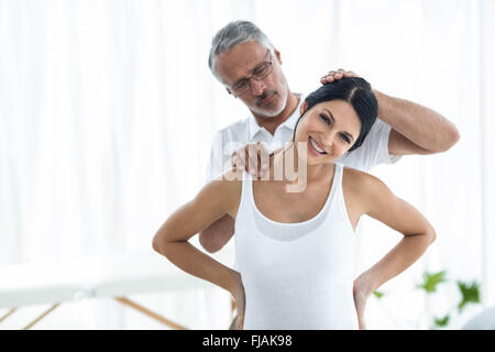 Arzt, Physiotherapie, schwangere Frau geben Stockfoto