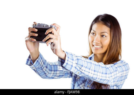 Lächelnde asiatische Frau Aufnahme mit Kamera Stockfoto