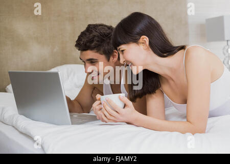 Junges Paar Blick auf laptop Stockfoto