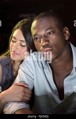 Nahaufnahme des jungen Paares zusammensitzen Stockfoto