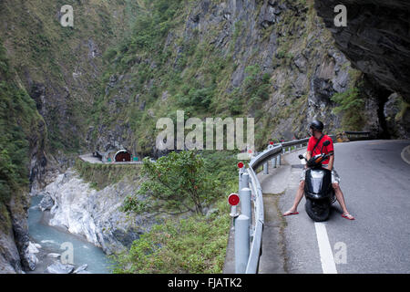 Motorradfahrer, der durch die Taroko-Schlucht auf dem Central Cross Island Highway, Taiwan, fährt Stockfoto