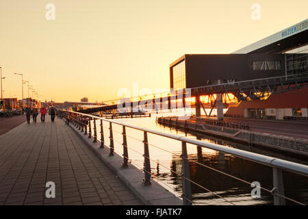 Amsterdam, Piet Heinkade Straße. Oosterdoksdoksdoorgang Canal und der Bimhuis Jazzspielstätte im Muziekgebouw Konzertsaal y The Danish 3XN Architects Stockfoto