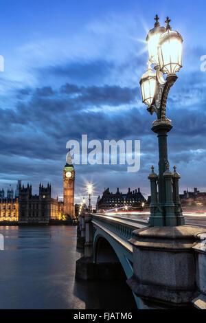 Westminster Bridge, traditionelle Laterne, Fernsicht auf das House of Parliament & Big Ben, Westminster, London, Großbritannien Stockfoto