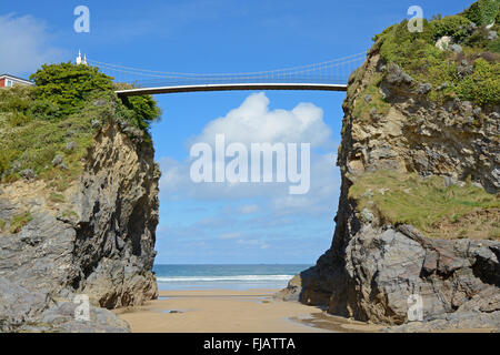 Brücke zur Insel am Fistral Strand in Newquay, Cornwall, England Stockfoto