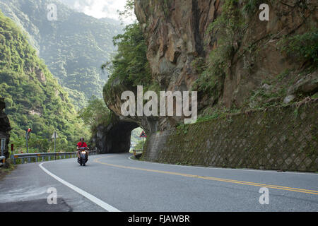 Motorradfahrer, der durch die Taroko-Schlucht auf dem Central Cross Island Highway, Taiwan, fährt Stockfoto