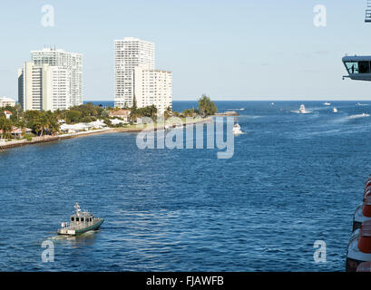 Verlassen den Hafen von Fort Lauderdale in Florida USA auf einem Kreuzfahrtschiff mit dem Pilot-Boot Stockfoto