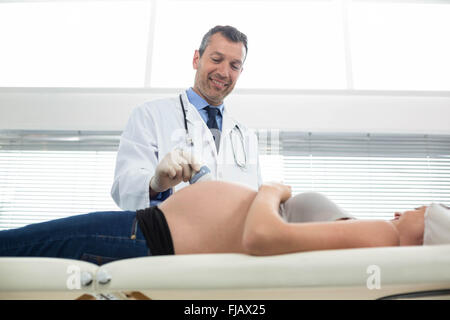 Schwangere Frauen, die ultraschallbehandlung Stockfoto