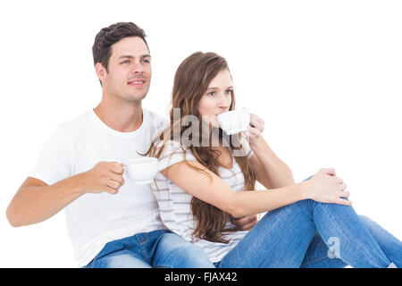 Junges Paar sitzt auf Etage Kaffee trinken Stockfoto