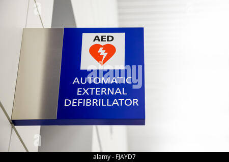 AED automatisierte externe Defibrillator Zeichen auf einem Flughafen. Stockfoto