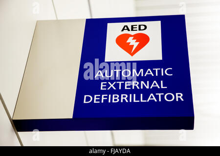 AED automatischen externen Defibrillator Zeichen an einer Wand an einem Flughafen. Stockfoto