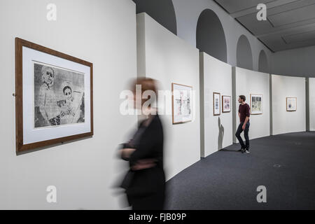 HANDOUT - zeigt ein Handout Besucher betrachten von Bildern des Malers Sigmar Polke, an das Städel Museum in Frankfurt Am Main, Deutschland, 29. Februar 2016. Die Stücke, die in der Ausstellungshalle der graphischen Sammlung bis 22 Mai gezeigt werden, entstanden zwischen 1967 und 1979. Foto: Städel Museum/Dpa (Achtung Redaktionen: für redaktionelle Verwendung nur IN Verbindung mit aktuellen REPORTING/obligatorischen CREDIT: Foto: Städel Museum/Dpa) Stockfoto