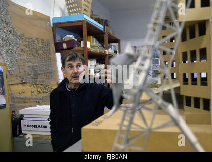 Prag, Tschechische Republik. 25. Februar 2016. Vlado Milunic, tschechischer Architekt kroatischer Herkunft wird seinen 75. Geburtstag am 3. März feiern. In Zusammenarbeit mit einem amerikanischen Architekten Frank Owen Gehry entwarfen sie das "Tanzende Haus" (Tancici Dum) in der tschechischen Hauptstadt eines seiner Hauptwerke. Dieses Haus erinnern tanzenden Paar Fred Astair und Ginger Rogers. Tanzende Haus-Projekt begann im Jahre 1993-1994 große öffentliche Diskussion über Architektur. Vlado Milunic wird in Prag, Tschechische Republik, 25. Februar 2016 dargestellt. © Katerina Sulova/CTK Foto/Alamy Live-Nachrichten Stockfoto