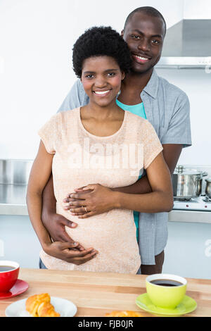 Schwangere paar umarmt beim Frühstück Stockfoto