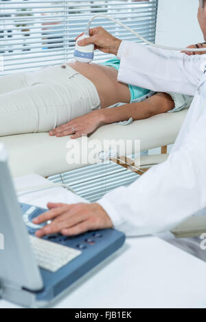 Schwangere Frau in Ultraschall-test Stockfoto