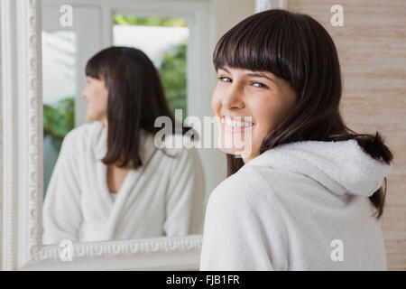Schöne junge Frau im weißen Bademantel Stockfoto