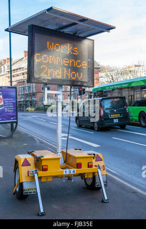Elektronische Verkehrsschilder. Eine Solarstromanlage mobile matrix Schild, Nottingham, England, Großbritannien