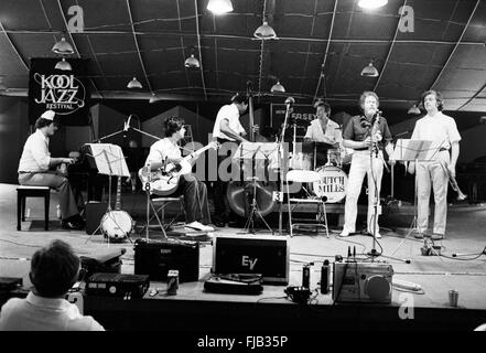 Bob Wilber auf der Bühne auf dem Kool Jazz Festival in Stanhope, New Jersey, Juni 1982. Mit ihm sind Butch Miles am Schlagzeug, Reggie Johnson am Bass, Mike Canonico an der Trompete, Mike Peters an der Gitarre und möglicherweise Mark Shane am Klavier. Stockfoto