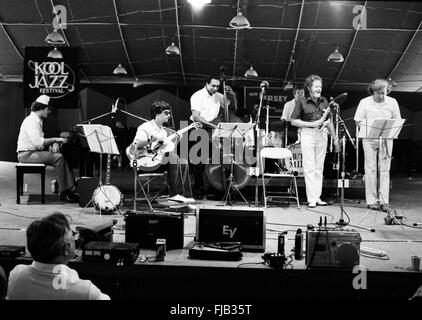 Bob Wilber auf der Bühne auf dem Kool Jazz Festival in Stanhope, New Jersey, Juni 1982. Mit ihm sind Butch Miles am Schlagzeug, Reggie Johnson am Bass, Mike Canonico an der Trompete, Mike Peters an der Gitarre und möglicherweise Mark Shane am Klavier. Stockfoto