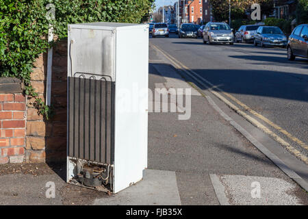 Unerwünschte los. Verworfen, Kühlschrank mit Gefrierfach nach links auf eine Straße, Bürgersteig, Nottinghamshire, England, Großbritannien Stockfoto