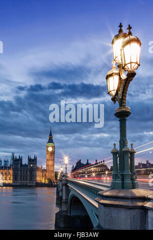Houses of Parliament und Westminster Bridge, London in der Abenddämmerung Stockfoto