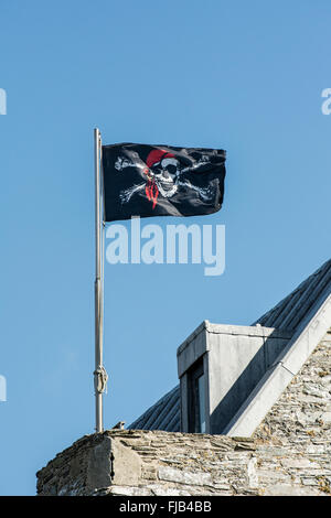 Piratenflagge Jolly Roger fliegt über Baltimore Castle in West Cork in Irland Stockfoto