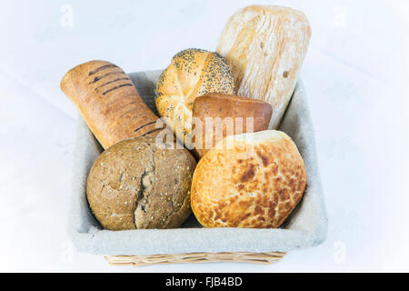 Brot in einen Brotkorb Stockfoto