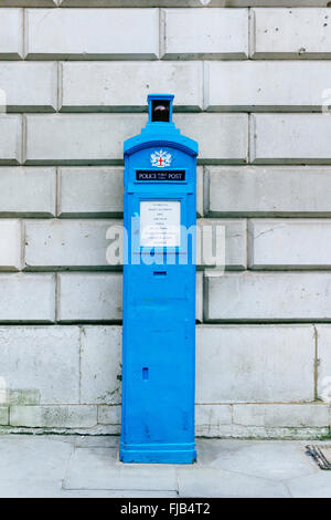 Eine historische gusseiserne blaue PA3 Polizei öffentliche Call Post aus dem Jahr 1950s von Gilbert Mackenzie Trench, Guildhall, City of London, UK entworfen Stockfoto