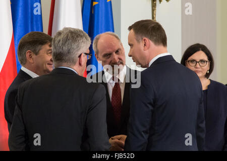 Warschau, Polen. 1. März 2016. Polnischer Präsident Andrzej Duda im Gespräch mit Minister für nationale Verteidigung Antoni Macierewicz während der Tag des Gedenkens an die verfluchte Soldaten © Mateusz Wlodarczyk/Pacific Press/Alamy Live News Stockfoto