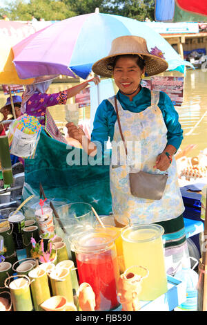 Ein Thai-Markt-Verkäufer verkaufen Fruchtsaft Stockfoto