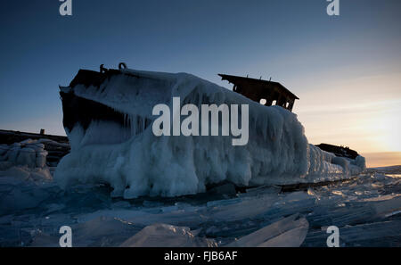 Eingefrorene Schiff am Baikalsee Stockfoto
