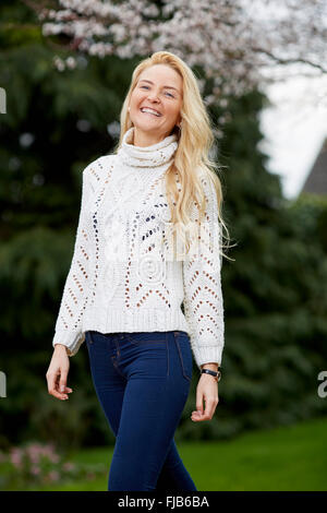 Hübsche blonde Mädchen im freien Stockfoto