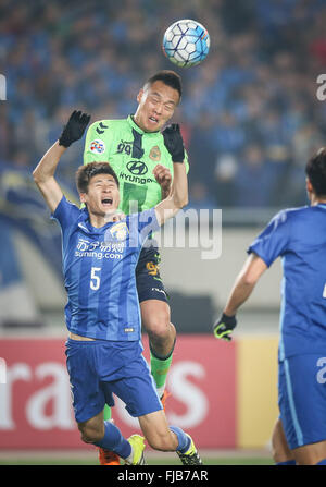 Nanjing, China Jiangsu Provinz. 1. März 2016. Zhou Yun (unten) von Chinas Jiangsu FC wetteifert mit Kim Shin Wook von Südkoreas Jeonbuk Hyundai Motors während des Spiels der Gruppe E der AFC Champions League 2016 gegen Südkorea Jeonbuk Hyundai Motors in Nanjing, der Hauptstadt der ostchinesischen Provinz Jiangsu, am 1. März 2016. Bildnachweis: Yang Lei/Xinhua/Alamy Live-Nachrichten Stockfoto