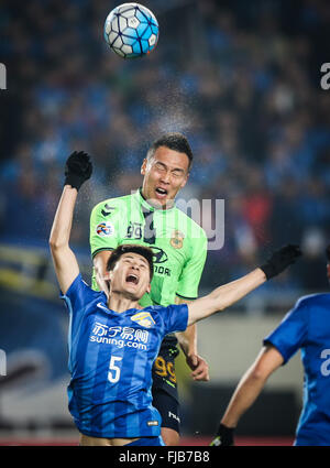 Nanjing, China Jiangsu Provinz. 1. März 2016. Zhou Yun (unten) von Chinas Jiangsu FC wetteifert mit Kim Shin Wook von Südkoreas Jeonbuk Hyundai Motors während des Spiels der Gruppe E der AFC Champions League 2016 gegen Südkorea Jeonbuk Hyundai Motors in Nanjing, der Hauptstadt der ostchinesischen Provinz Jiangsu, am 1. März 2016. Bildnachweis: Yang Lei/Xinhua/Alamy Live-Nachrichten Stockfoto