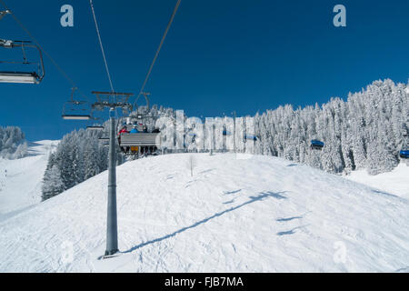 Auf eine Fahrt mit dem Sessellift in das Skigebiet Brauneck in Lenggries, Bayern, Deutschland Stockfoto