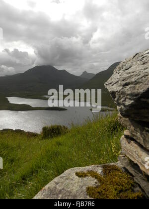 Blick vom Knockan Crag in der Nähe von Elphin, Sutherland in den Nordwesten von Schottland. Stac Pollaidh ist in der Ferne. Stockfoto