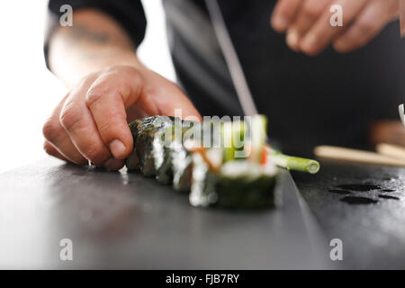 Japanisches Restaurant, Sushi. Klassisches japanisches Sushi serviert auf einer Steinplatte.  Sushi. Geräucherter Lachs Nigiri Sushi. Stockfoto