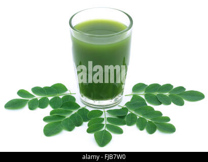 Moringa Blätter mit Extrakt in einem Glas auf weißem Hintergrund Stockfoto