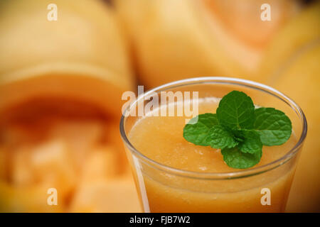 Saft von Cucumis Melo oder Handelstype mit Minze Stockfoto