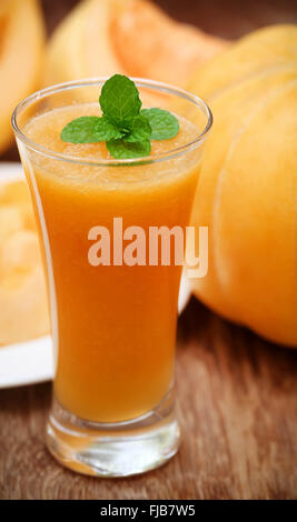 Saft von Cucumis Melo oder Handelstype mit Minze Stockfoto